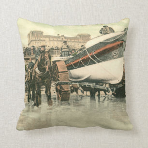 Rettungsboot zu Wasser lassen, Bridlington (1900) Kissen