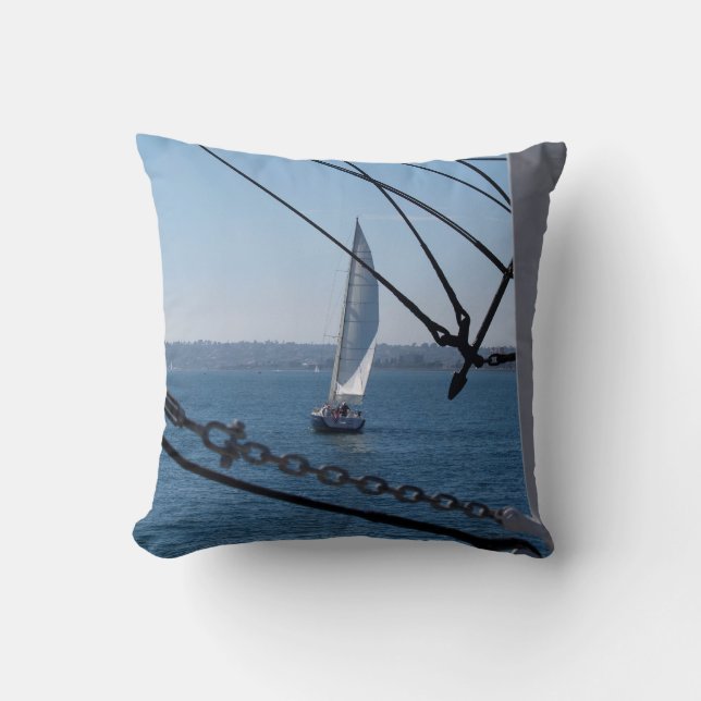 Reversible Two Images Ship Sails auf einem Kissen (Vorderseite)