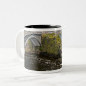 Reversing fällt auf den St. John River in St. Zweifarbige Tasse (Vorderseite Links)