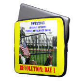 REVOLITION: 1. TAG LAPTOPSCHUTZHÜLLE (Vorderseite Links)