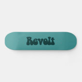 Revolt - Dunkelgrün auf Ocean Green Skateboard (Horizontal)