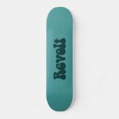 Revolt - Dunkelgrün auf Ocean Green Skateboard (Vorderseite)