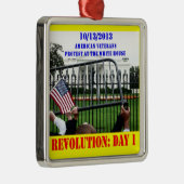 REVOLUTION: 1. TAG ORNAMENT AUS METALL (Rechts)