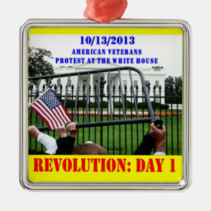 REVOLUTION: 1. TAG ORNAMENT AUS METALL