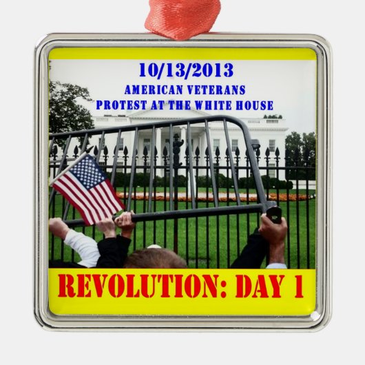 REVOLUTION: 1. TAG ORNAMENT AUS METALL (Vorne)