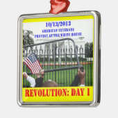 REVOLUTION: 1. TAG ORNAMENT AUS METALL (Links)