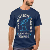 Revolution beginnt Buch Lover Funny T-Shirt (Vorderseite)