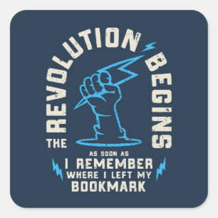 Revolution beginnt Bücherliebhaber lustig Quadratischer Aufkleber