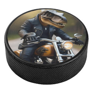 Rex: T-Rex in Leathers auf einem Motorrad, Eishockey Puck