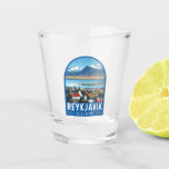 Reykjavík Island Reisen Vintag Schnapsglas<br><div class="desc">Reykjavík retro Vektor Reise Design. Reykjavík ist die nördlichste Hauptstadt eines souveränen Staat der Welt. Es gehört zu den saubersten,  grünsten und sichersten Städten der Welt.</div>