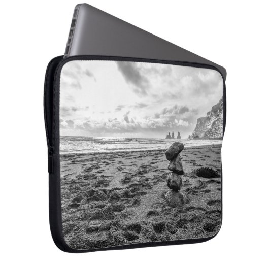 Reynisfjara Beach Cairn Laptopschutzhülle (Vorne Rechts)