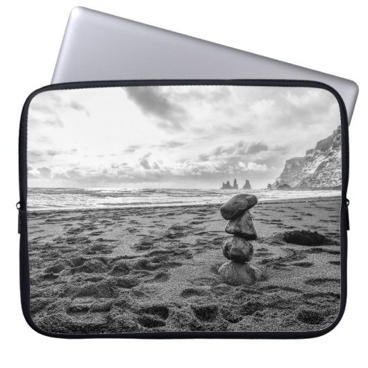 Reynisfjara Beach Cairn Laptopschutzhülle (Vorderseite)