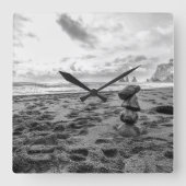 Reynisfjara Beach Cairn Quadratische Wanduhr (Vorderseite)