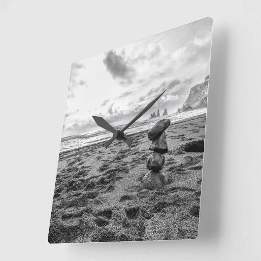 Reynisfjara Beach Cairn Quadratische Wanduhr (Winkel)