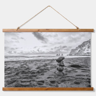 Reynisfjara Beach Cairn Wandteppich Mit Holzrahmen