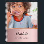 Rezept Kindermädchen Mahlzeit Foto Name rot Rosa Notizblock<br><div class="desc">Personalisieren Sie Ihre eigenen 2 Fotos Ihres Kindes und fügen Sie sie hinzu. Ein Kochbuch für die 1. Mahlzeit Ihres Babys. Fügen Sie einen Namen und Titel hinzu. Rosa Imitate mit metallischem Hintergrund.</div>