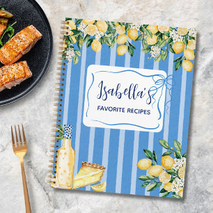 Rezeptbuch mit gelben Zitronenfrüchten und blauen Notizblock