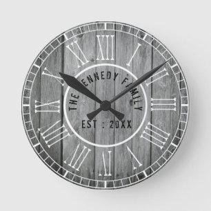 Rezidiviertes Holzhaus Weiße römische Zahlen Runde Wanduhr