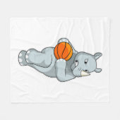 Rhino als Basketballspieler mit Basketball Fleecedecke (Vorderseite (Horizontal))