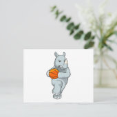 Rhino als Basketballspieler mit Basketball Postkarte (Stehend Vorderseite)