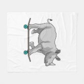 Rhino als Skater mit Skateboard Fleecedecke (Vorderseite (Horizontal))