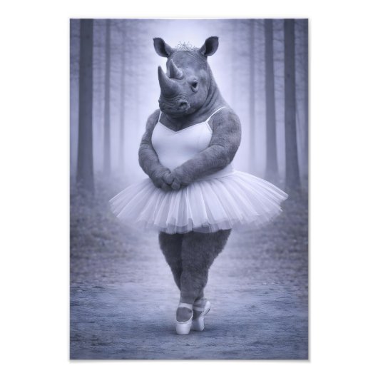 Rhino Ballerina in Misty Forest Fotodruck (Vorne)