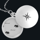 Rhino-Silhouettemuster Medaillon<br><div class="desc">Rhino-Silhouettemuster auf grauem Hintergrund.</div>