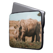 RHINO'S IN AFRIKA GRAZIEREN LAPTOPSCHUTZHÜLLE (Vorderseite Links)