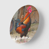 Rhode Island Red Rooster Crowing in Barnyard Runde Wanduhr (Winkel)