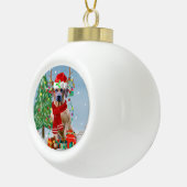 Rhodesian Ridgeback Hund in Schnee Weihnachtsgesch Keramik Kugel-Ornament (Rechts)