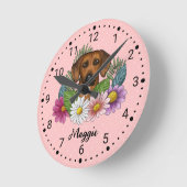 Rhodesian Ridgeback Hund Kopf-Wildblumen auf rosa Runde Wanduhr (Winkel)