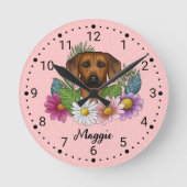 Rhodesian Ridgeback Hund Kopf-Wildblumen auf rosa Runde Wanduhr (Vorderseite)