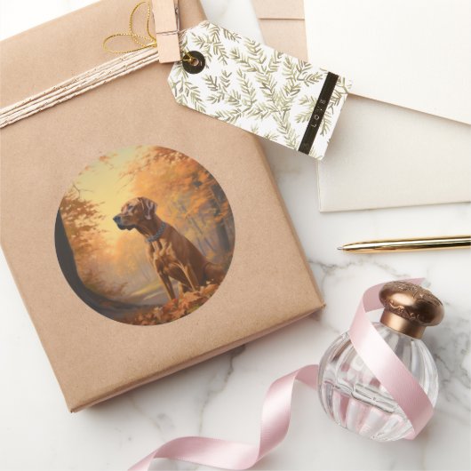 Rhodesian Ridgeback im Herbstfall Inspiriert Runder Aufkleber (Schenken)