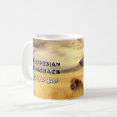 Rhodesian Ridgeback in der Savanne Einzigartiger T Kaffeetasse (Vorderseite Links)