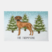 Rhodesian Ridgeback mit Namen Snowy Winterwald Fußmatte (Vorderseite)