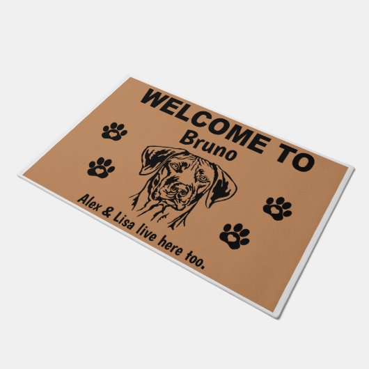 Rhodesian Ridgeback Welcome Personalized Custom Fußmatte (Schrägansicht)