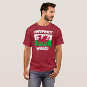 Rhymney, Wales mit walisischer Flagge T-Shirt (Vorne ganz)