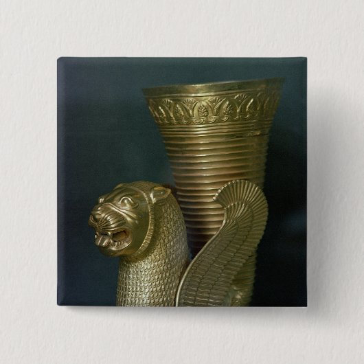 Rhyton in Form eines Sitzc$löwemonsters Button (Vorderseite)