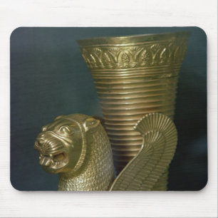 Rhyton in Form eines Sitzc$löwemonsters Mousepad