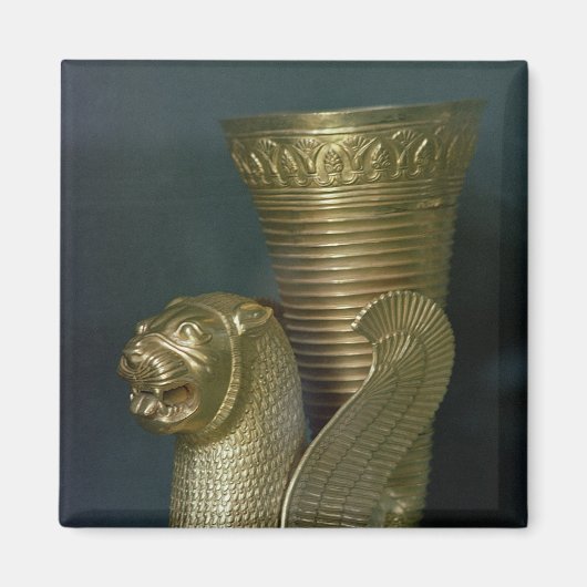Rhyton in Form eines sitzenden Löwenmonsters Magnet (Vorne)
