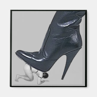 Riant Stiletto Boot Stepping auf einem Sklaven Magnet