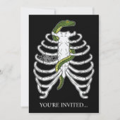 Rib Cage Skelettknochen mit grünem SchlangenHallow Einladung (Vorderseite)