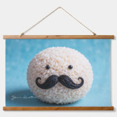 Rice Ball with Mustache Wandteppich Mit Holzrahmen (Vorne)