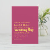 Rich Maroon und Mustard Retro Typografy Wedding Einladung (Stehend Vorderseite)