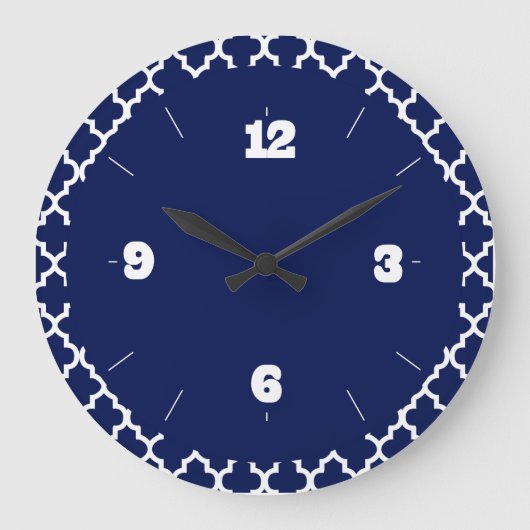 Rich Navy Blue and White Quatrefoil Pattern Große Wanduhr (Vorderseite)