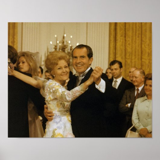 Richard und Pat Nixon tanzen im Weißen Haus Poster (Vorne)