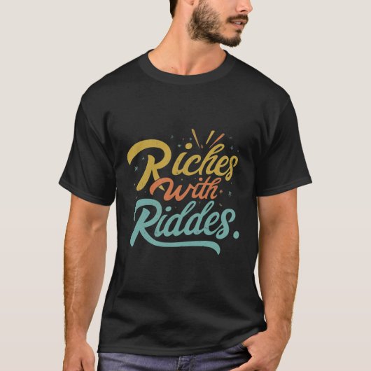 "Riches with Riddles" in mehreren Farben: T-Shirt (Vorderseite)
