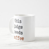 Richter braucht Kaffee Tasse (Vorderseite Links)