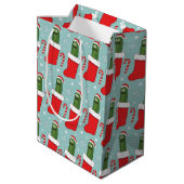 Rick and Morty | Christmas Pickle Rick Pattern Mittlere Geschenktüte (Rückseite Schrägansicht)