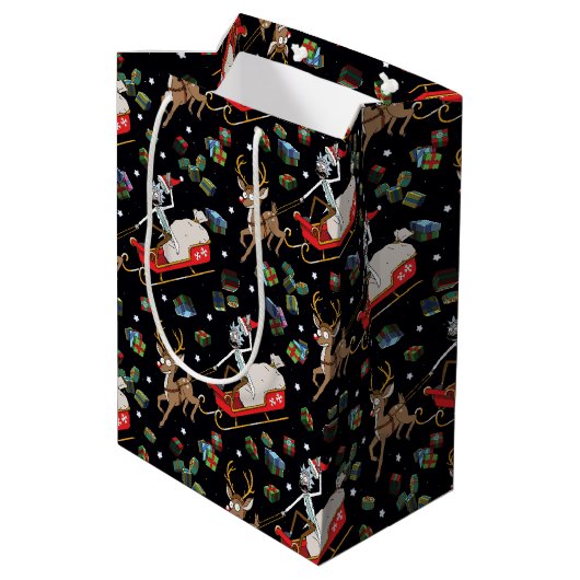 Rick and Morty | Christmas Reindeer Sleigh Pattern Mittlere Geschenktüte (Rückseite Schrägansicht)